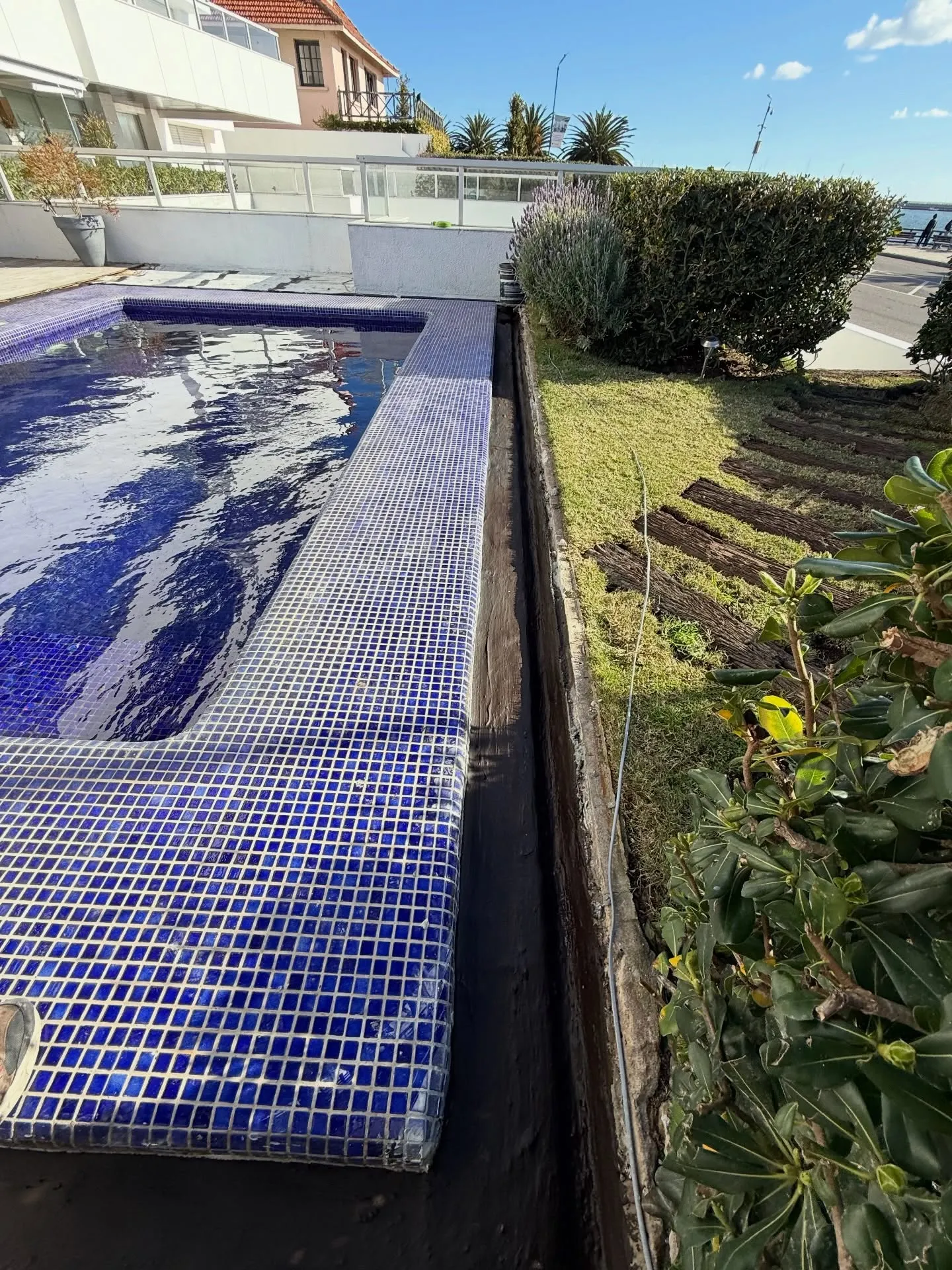 Impermeabilización perimetral de piscina — fotografía de obra