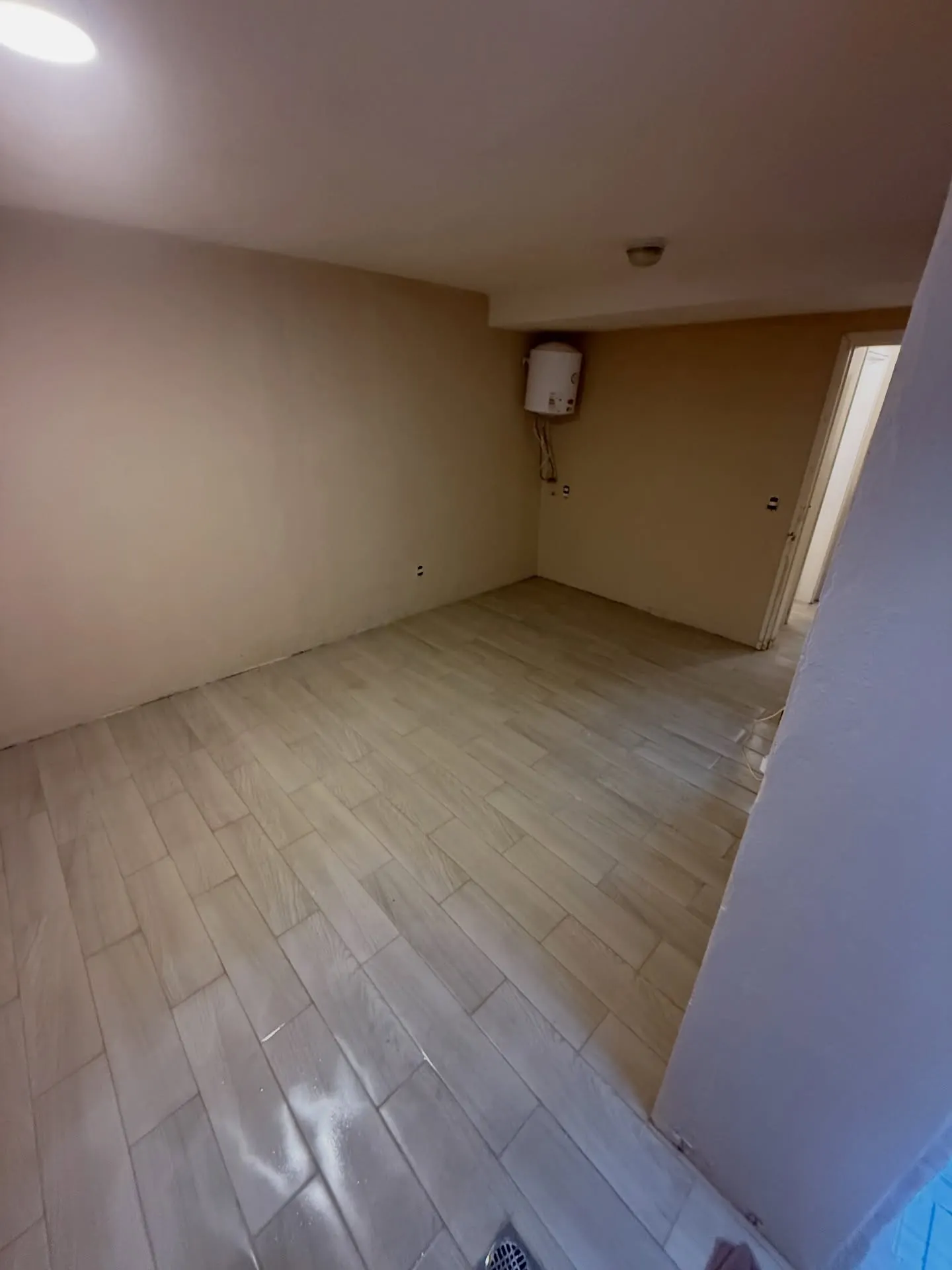 Retiro de piso de madera existente, ejecución de drenajes por vertientes naturales, pintura y colocación de piso nuevo — fotografía de obra