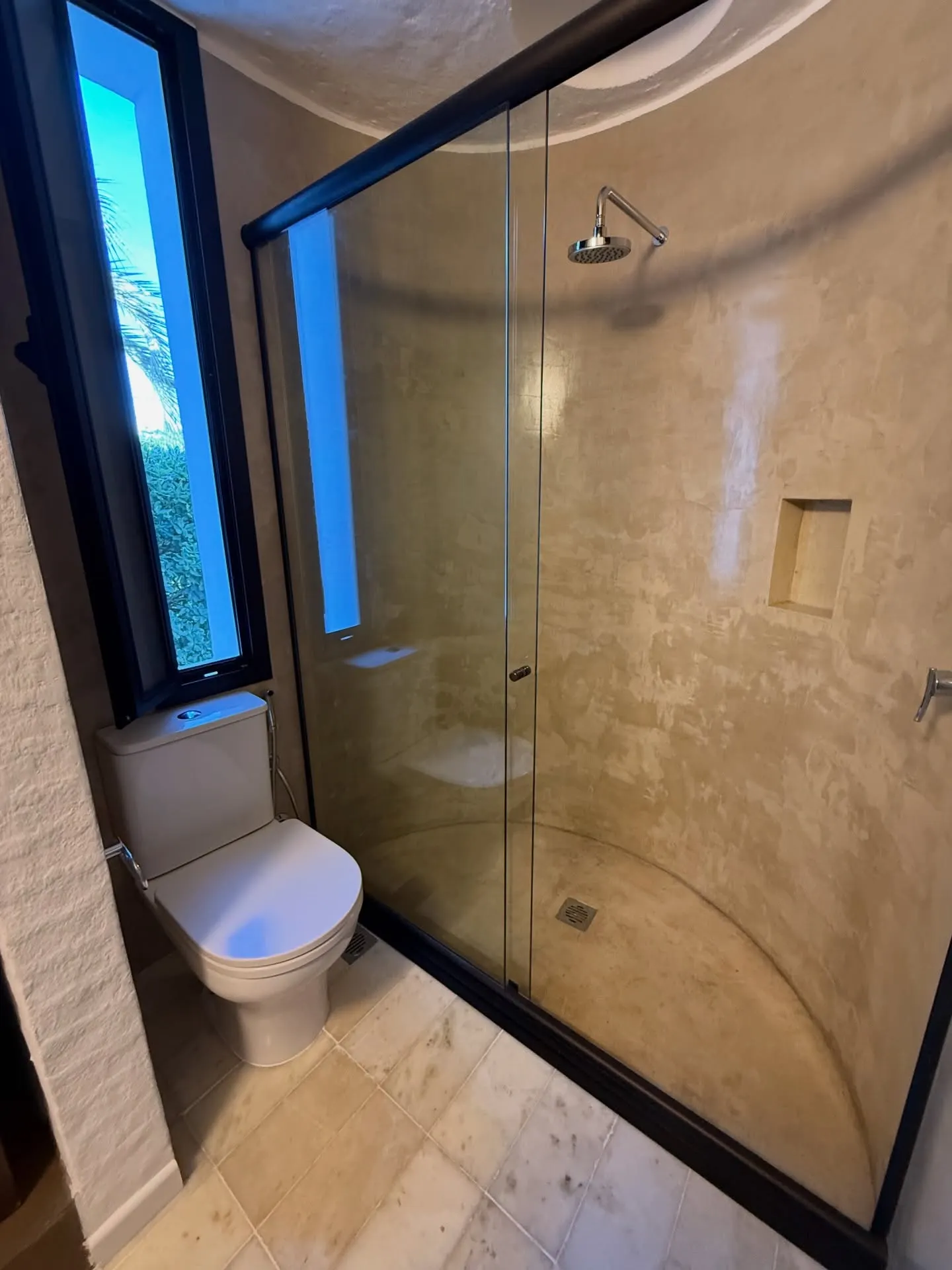 Remodelación de baño existente. Revestimiento continuo en microcemento — fotografía de obra