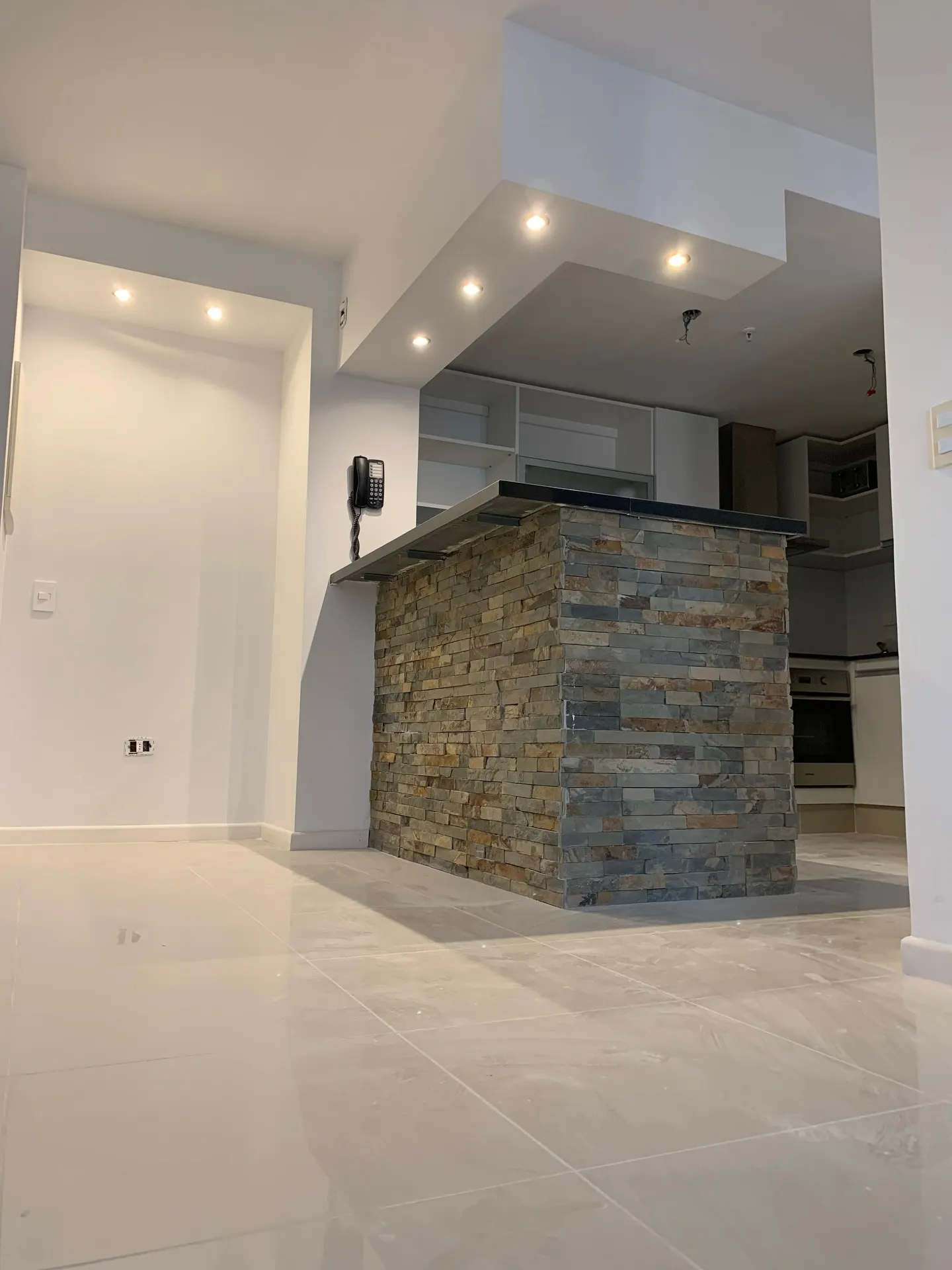 Cenefas decorativas con iluminación y revestimiento en piedra — fotografía de obra