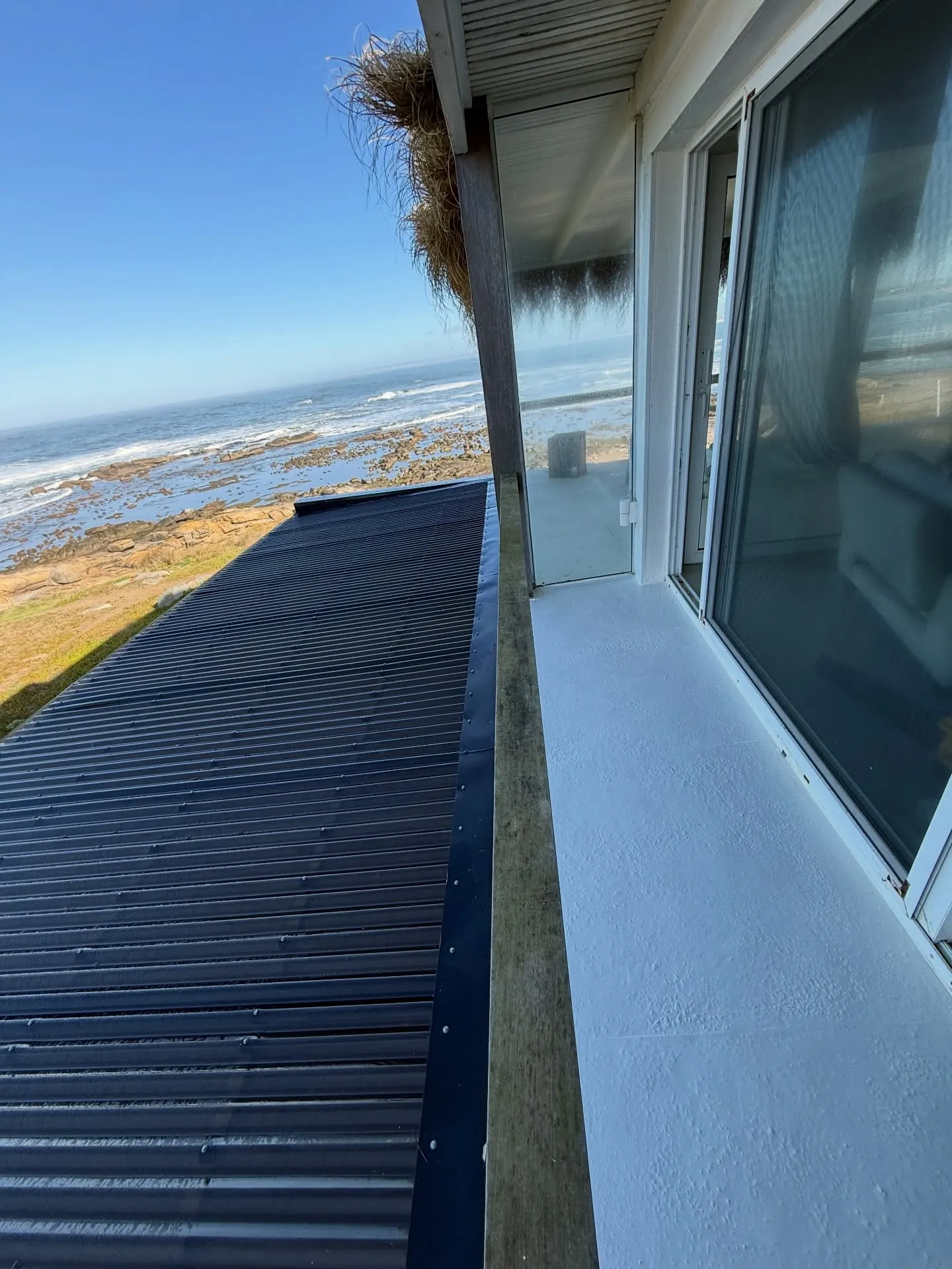 Reestructuración de pérgola con policarbonato ahumado — fotografía de obra