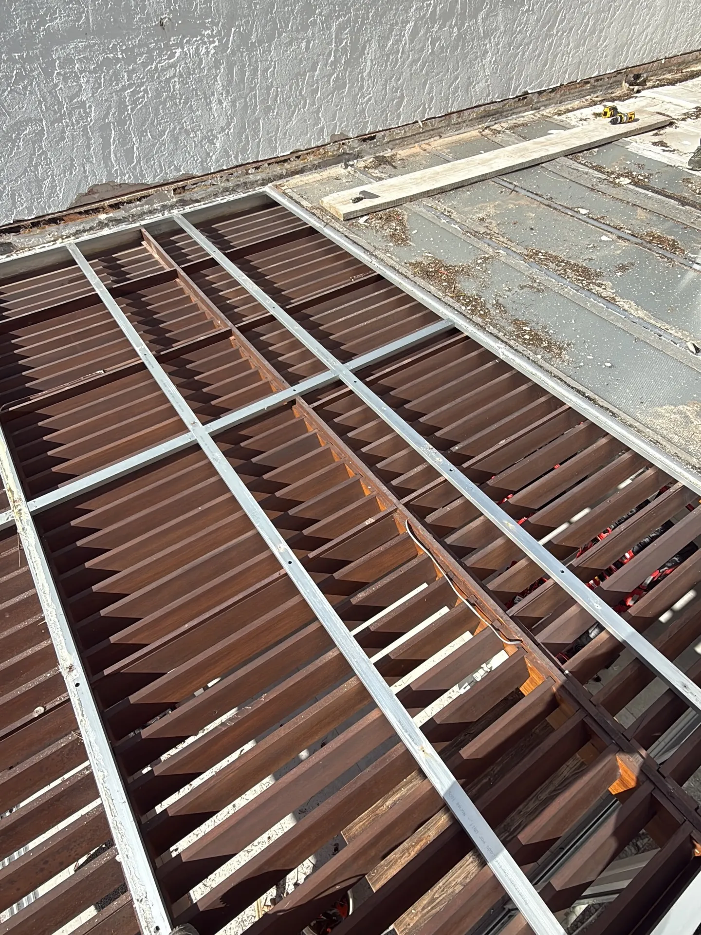 Retiro de cubierta existente y construcción de pérgola — fotografía de obra