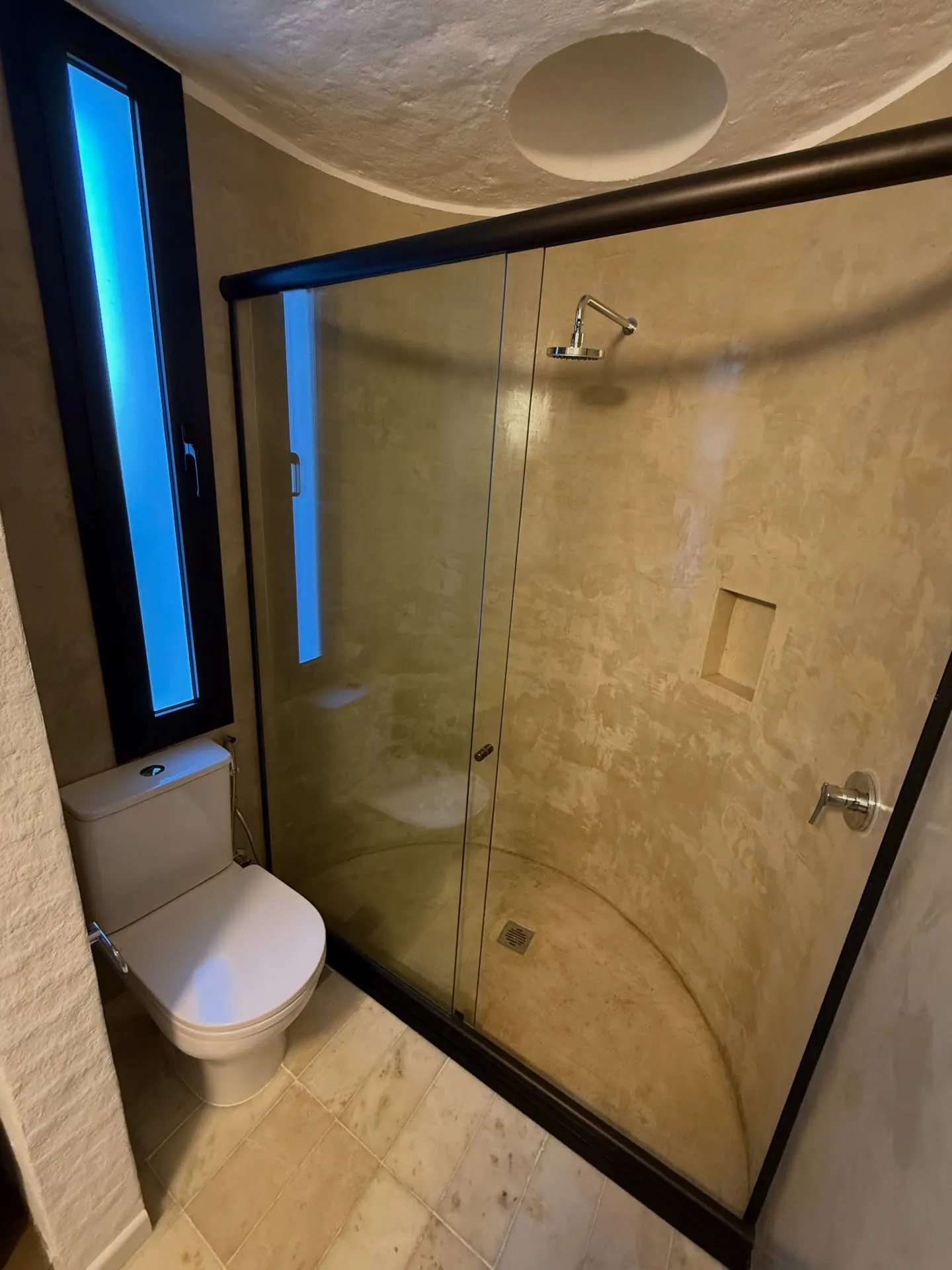 Remodelación de baño existente. Revestimiento continuo en microcemento — fotografía de obra
