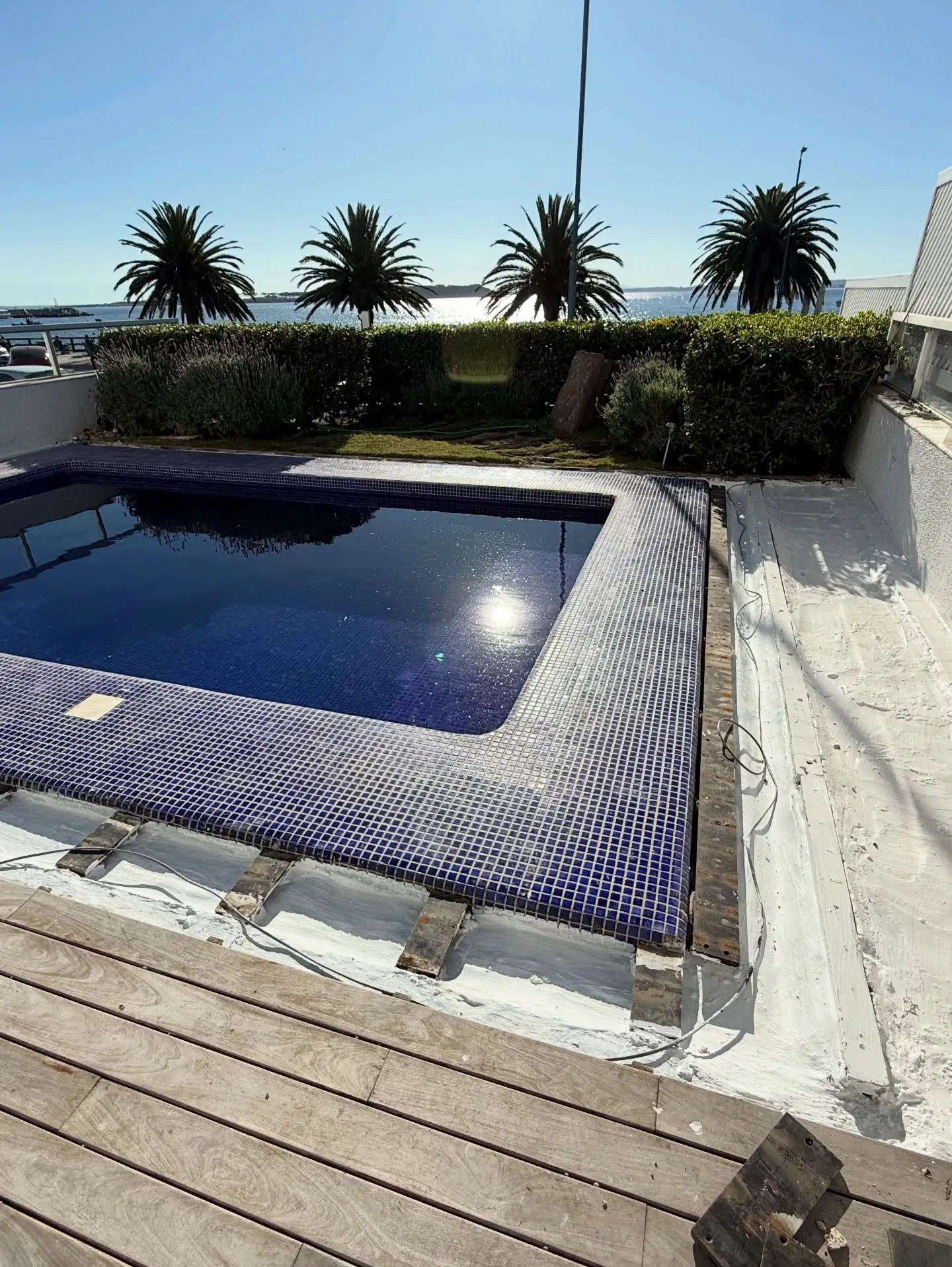 Impermeabilización perimetral de piscina — fotografía de obra