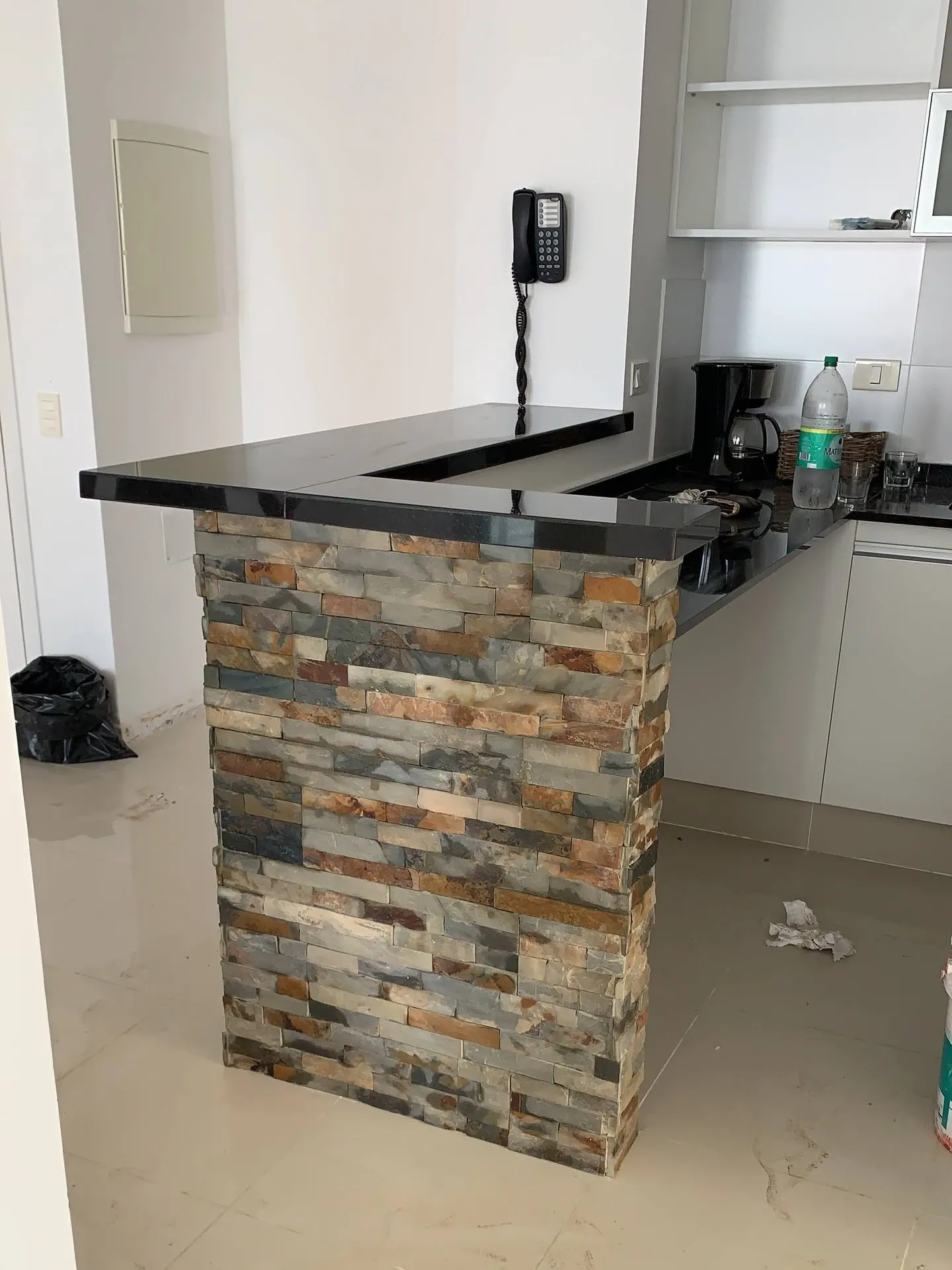 Cenefas decorativas con iluminación y revestimiento en piedra — fotografía de obra