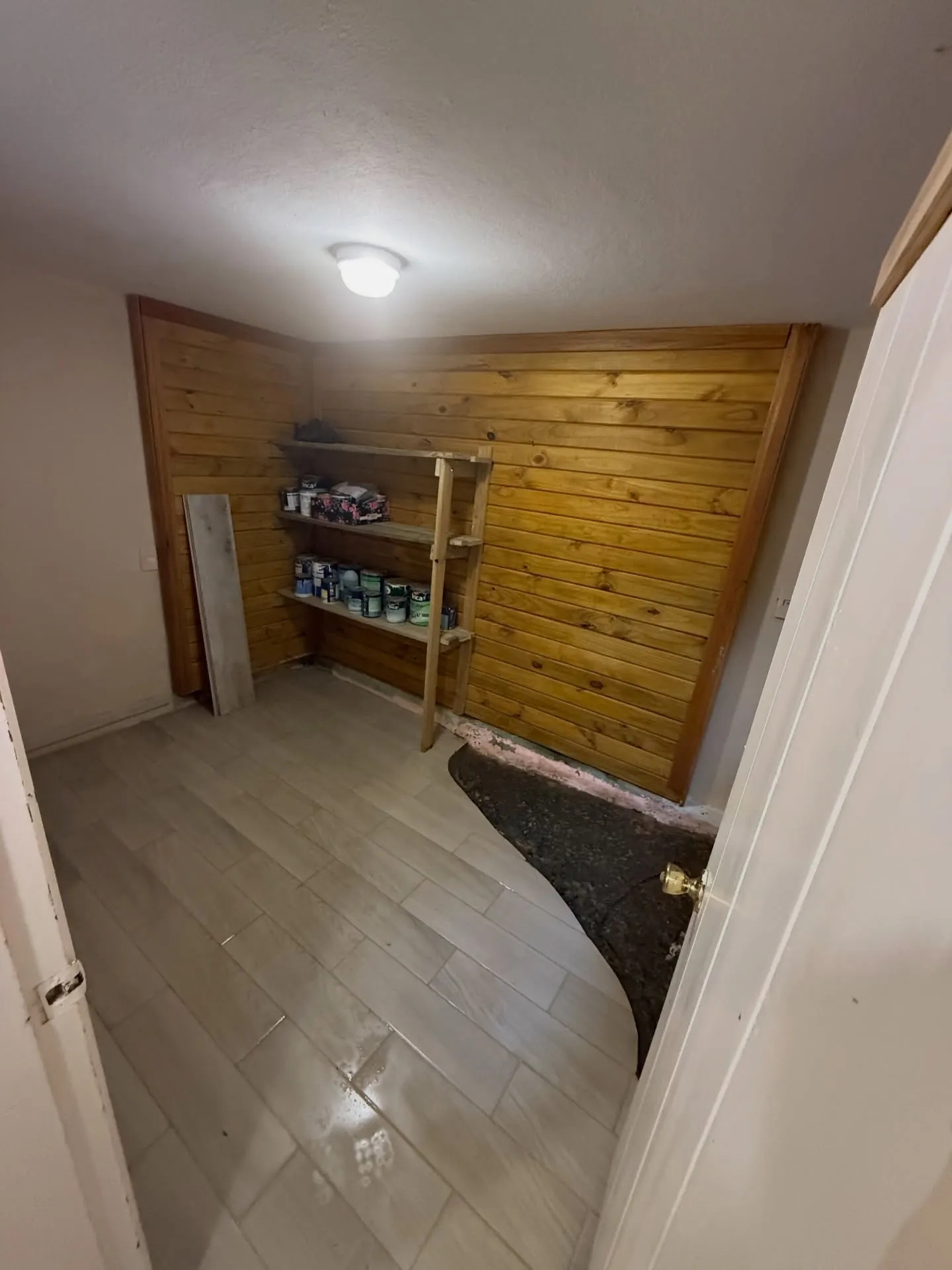 Retiro de piso de madera existente, ejecución de drenajes por vertientes naturales, pintura y colocación de piso nuevo — fotografía de obra