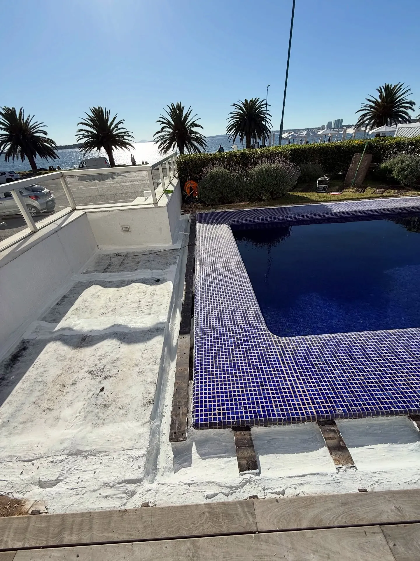Impermeabilización perimetral de piscina — fotografía de obra