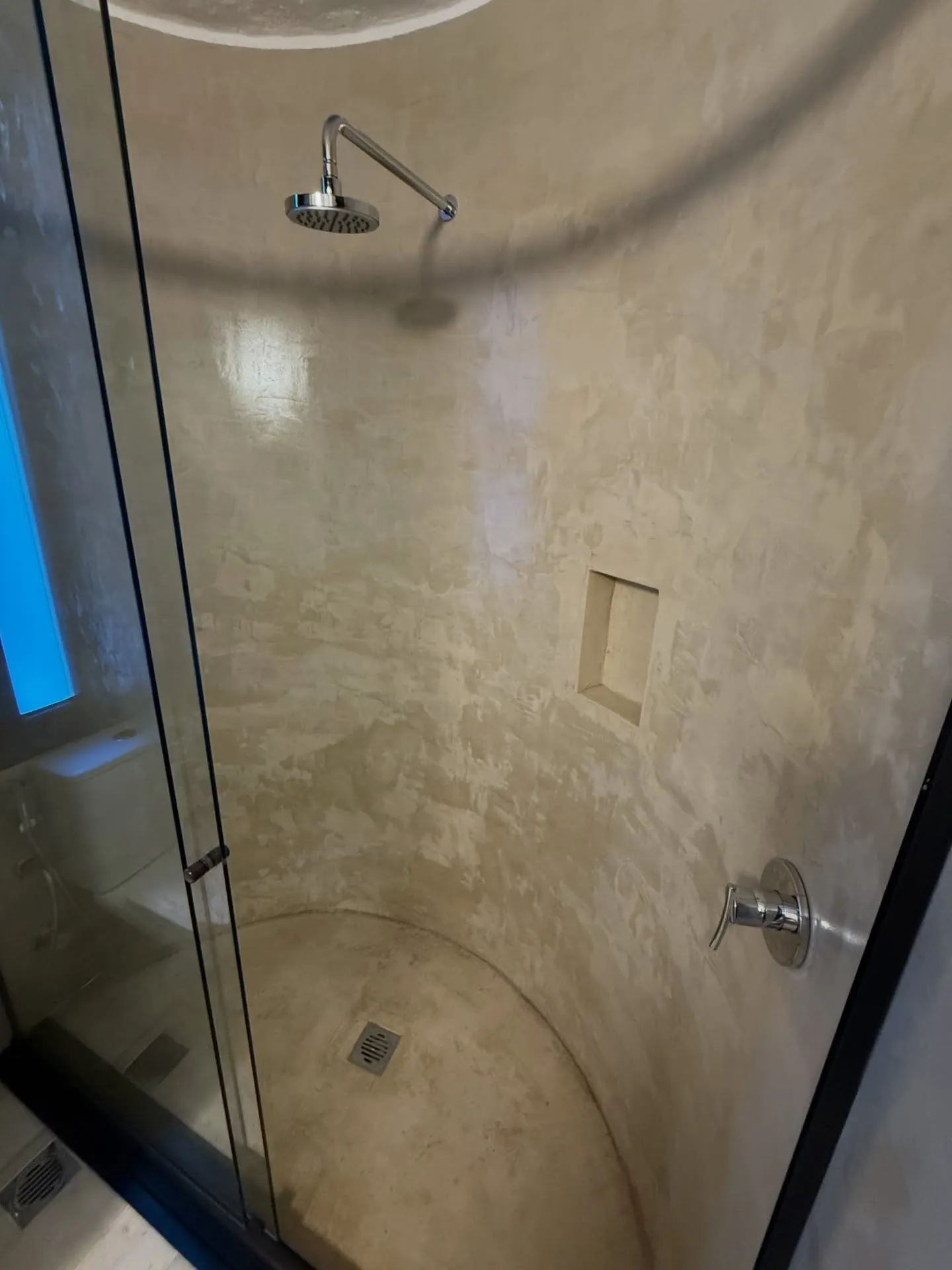 Remodelación de baño existente. Revestimiento continuo en microcemento — fotografía de obra