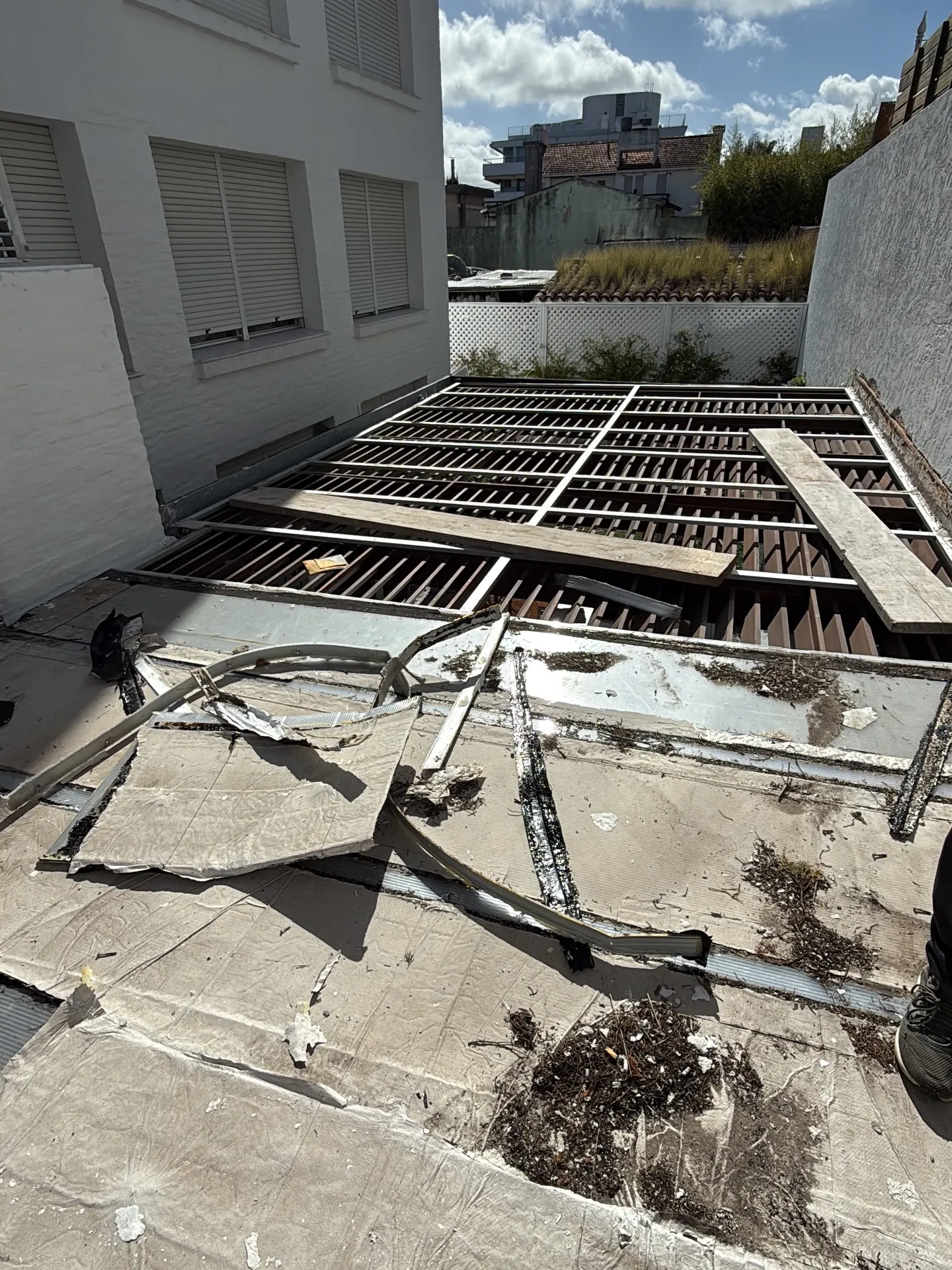 Retiro de cubierta existente y construcción de pérgola — fotografía de obra