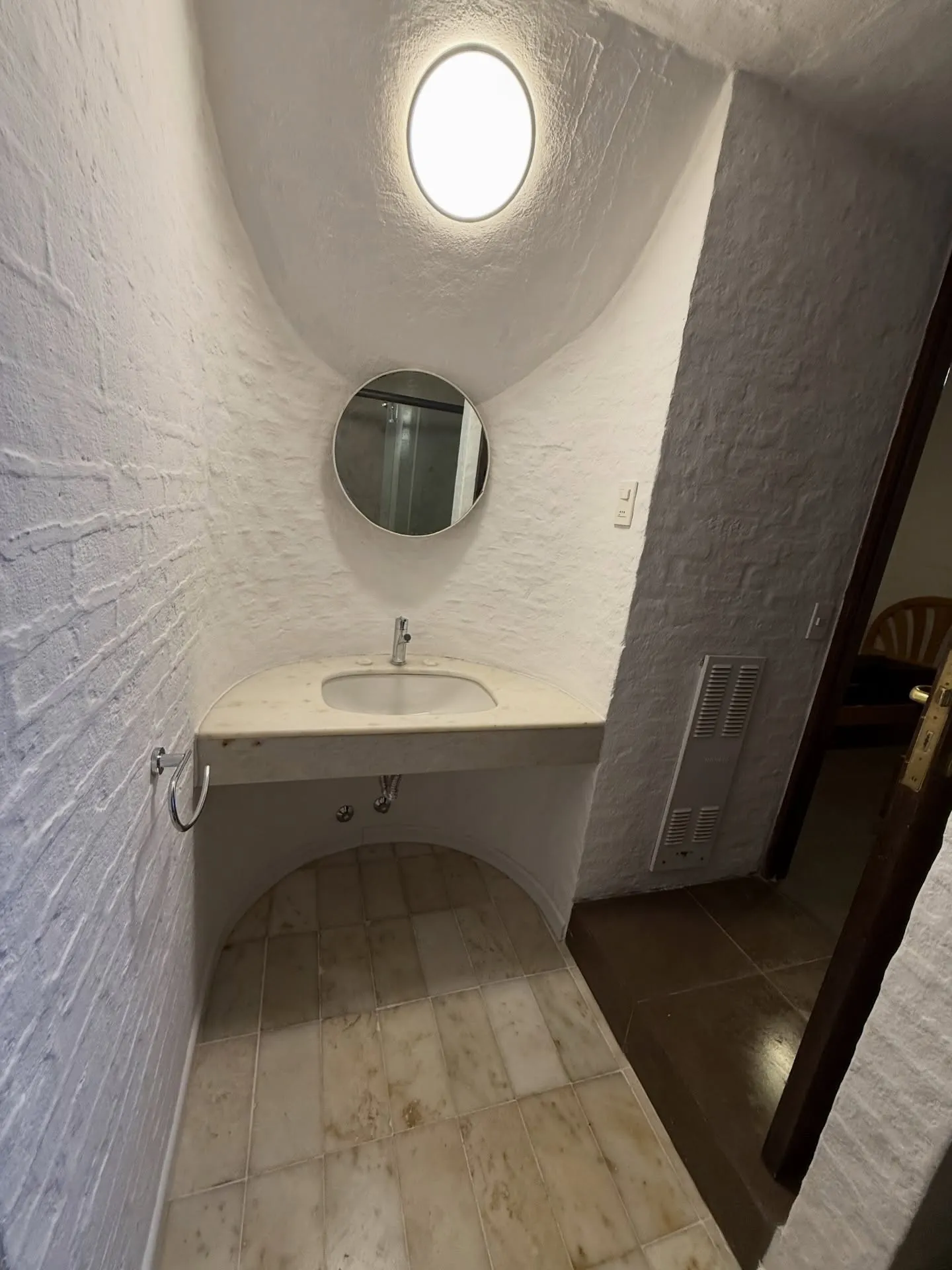 Remodelación de baño existente. Revestimiento continuo en microcemento — fotografía de obra