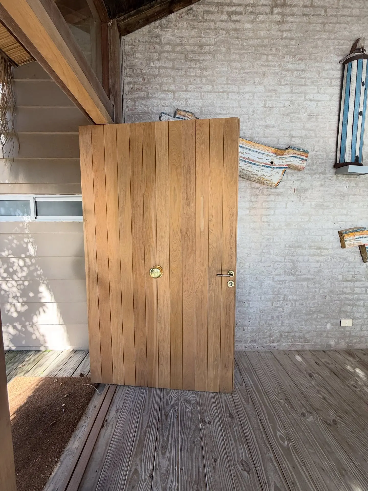 Renovación de acceso con puerta pivotante de lapacho — fotografía de obra