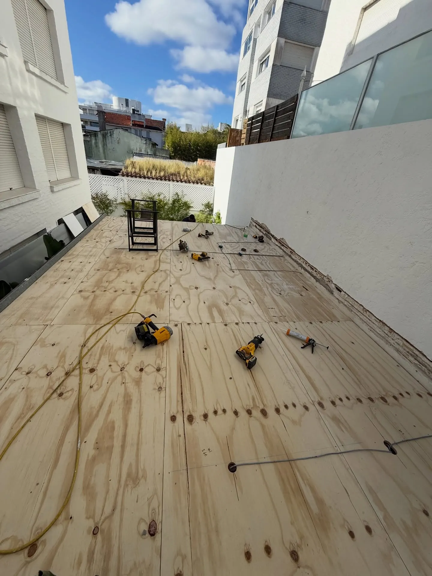 Retiro de cubierta existente y construcción de pérgola — fotografía de obra
