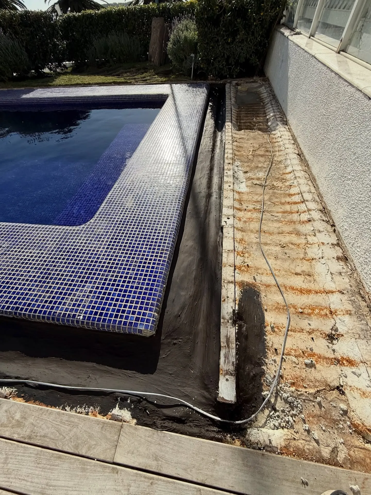 Impermeabilización perimetral de piscina — fotografía de obra