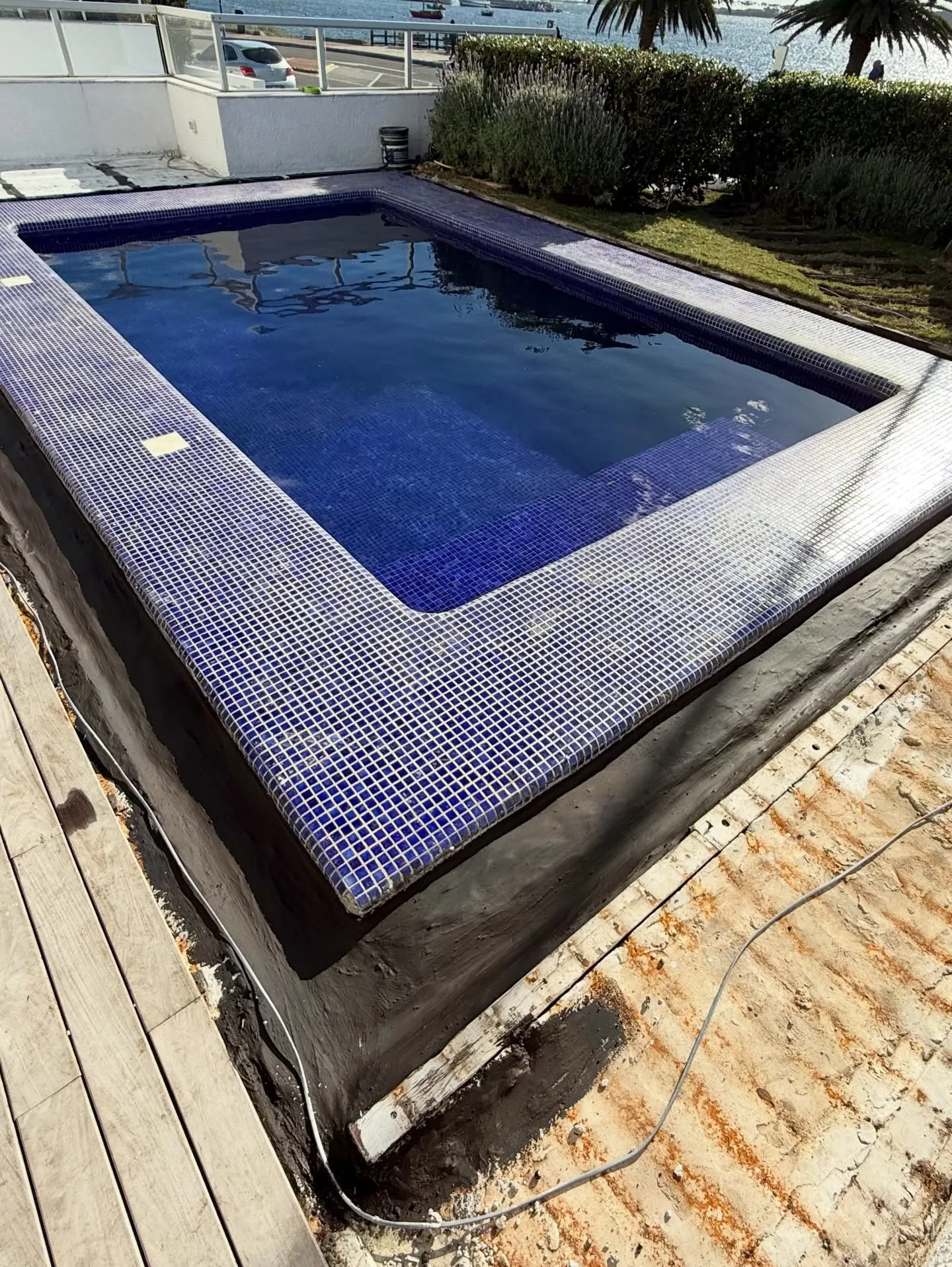 Impermeabilización perimetral de piscina — fotografía de obra