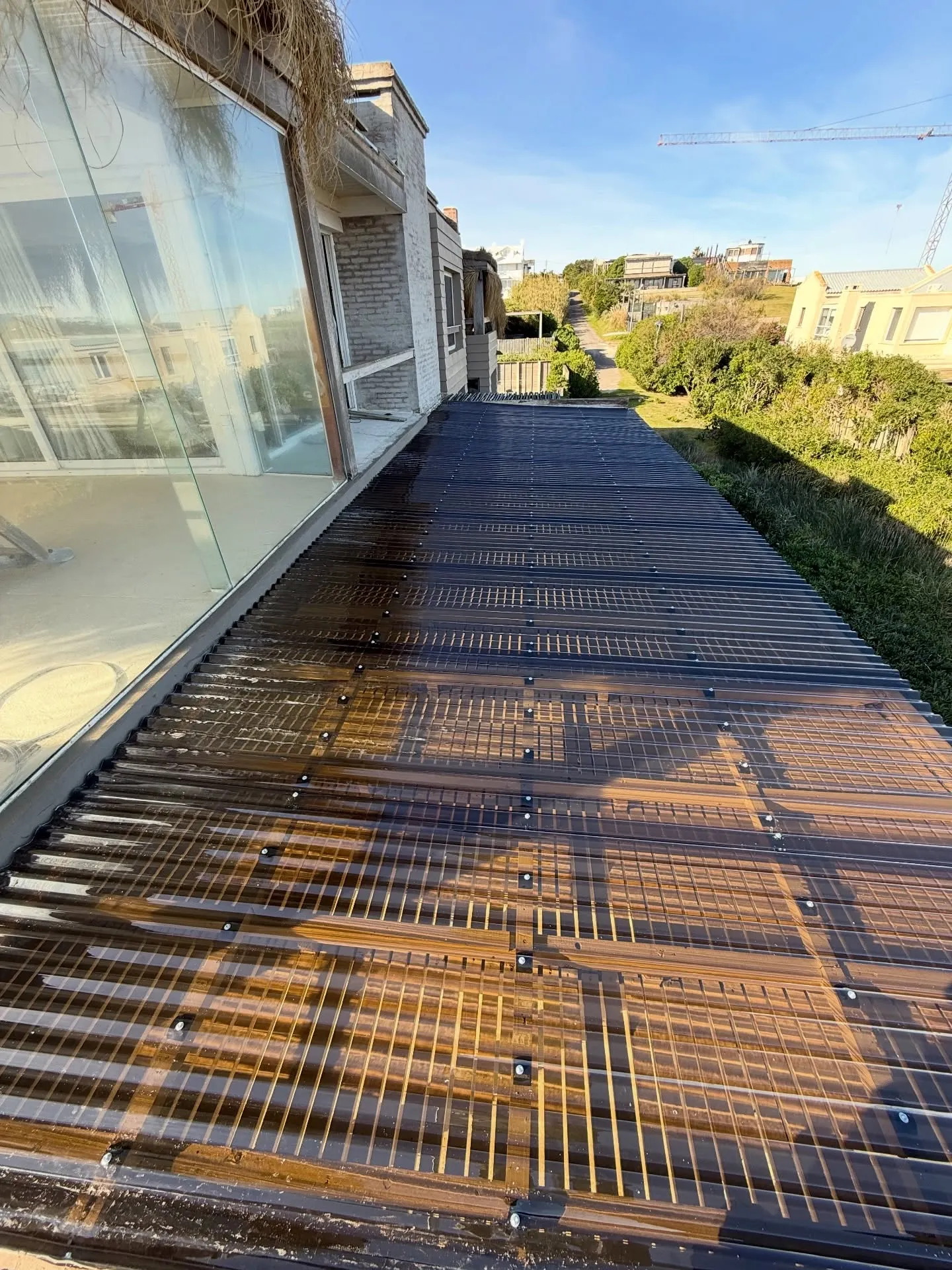 Reestructuración de pérgola con policarbonato ahumado — fotografía de obra