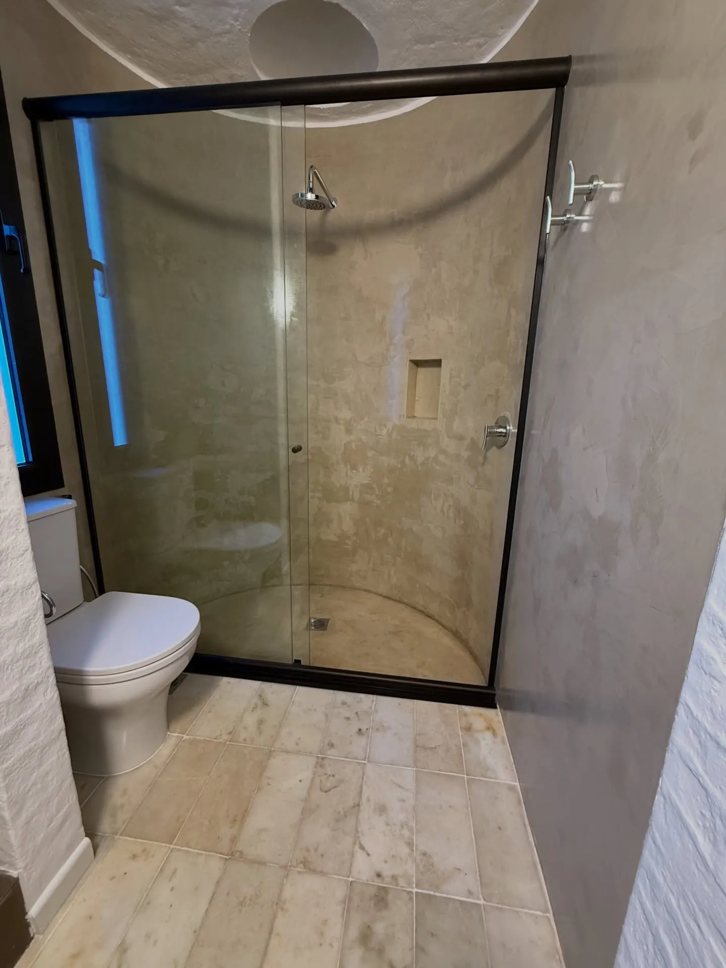 Remodelación de baño existente. Revestimiento continuo en microcemento — fotografía de obra