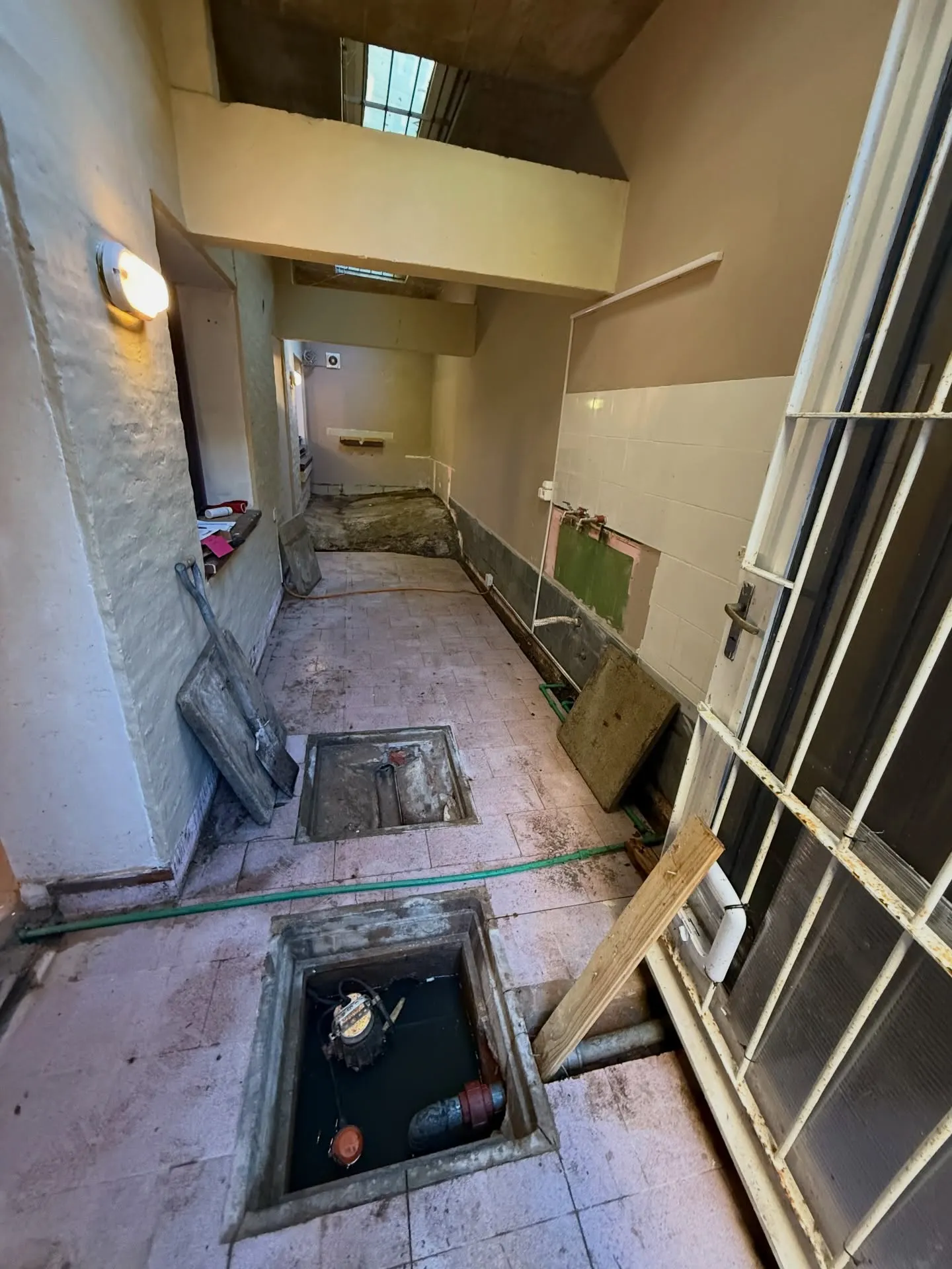 Retiro de piso de madera existente, ejecución de drenajes por vertientes naturales, pintura y colocación de piso nuevo — fotografía de obra