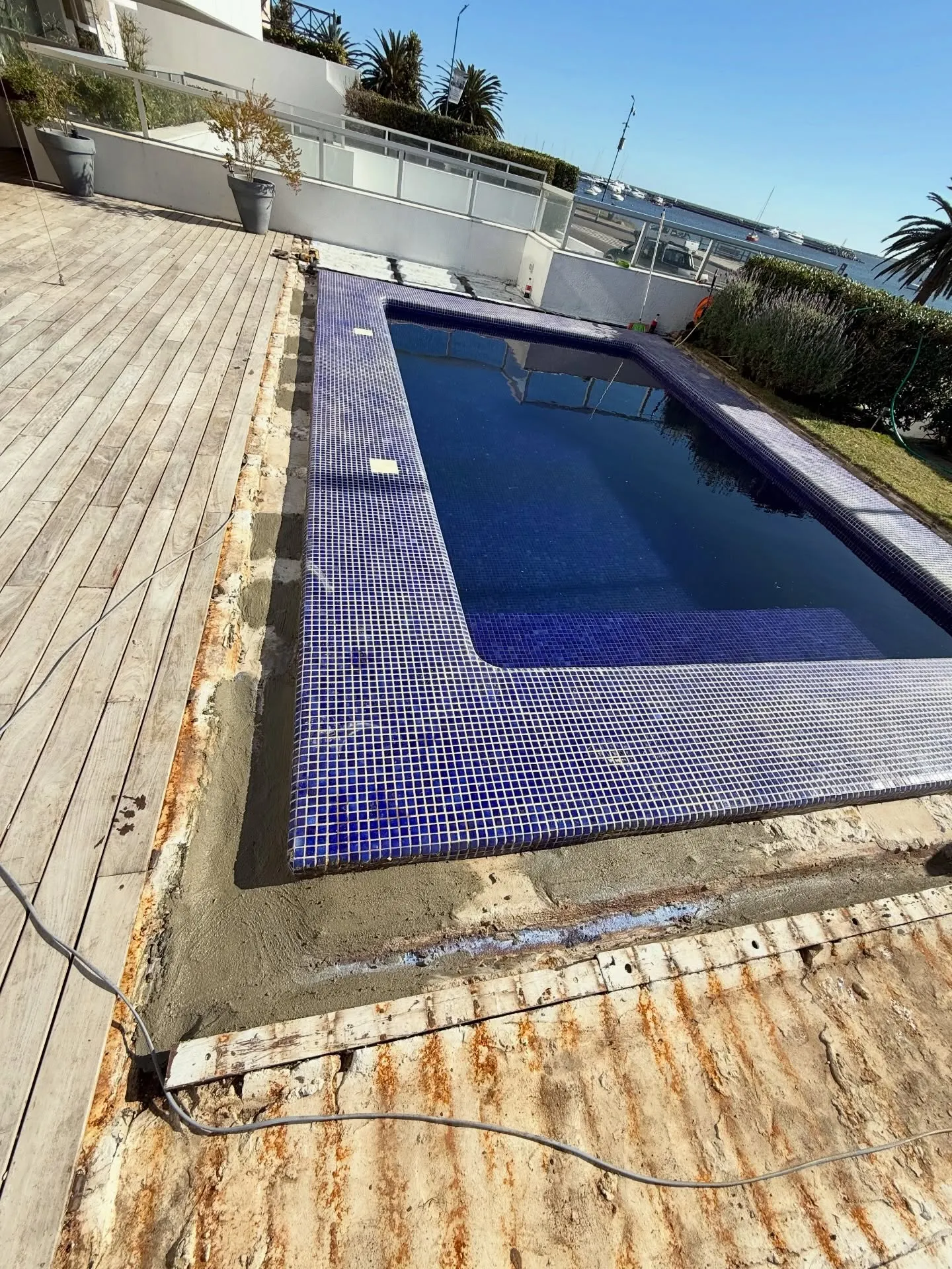 Impermeabilización perimetral de piscina — fotografía de obra