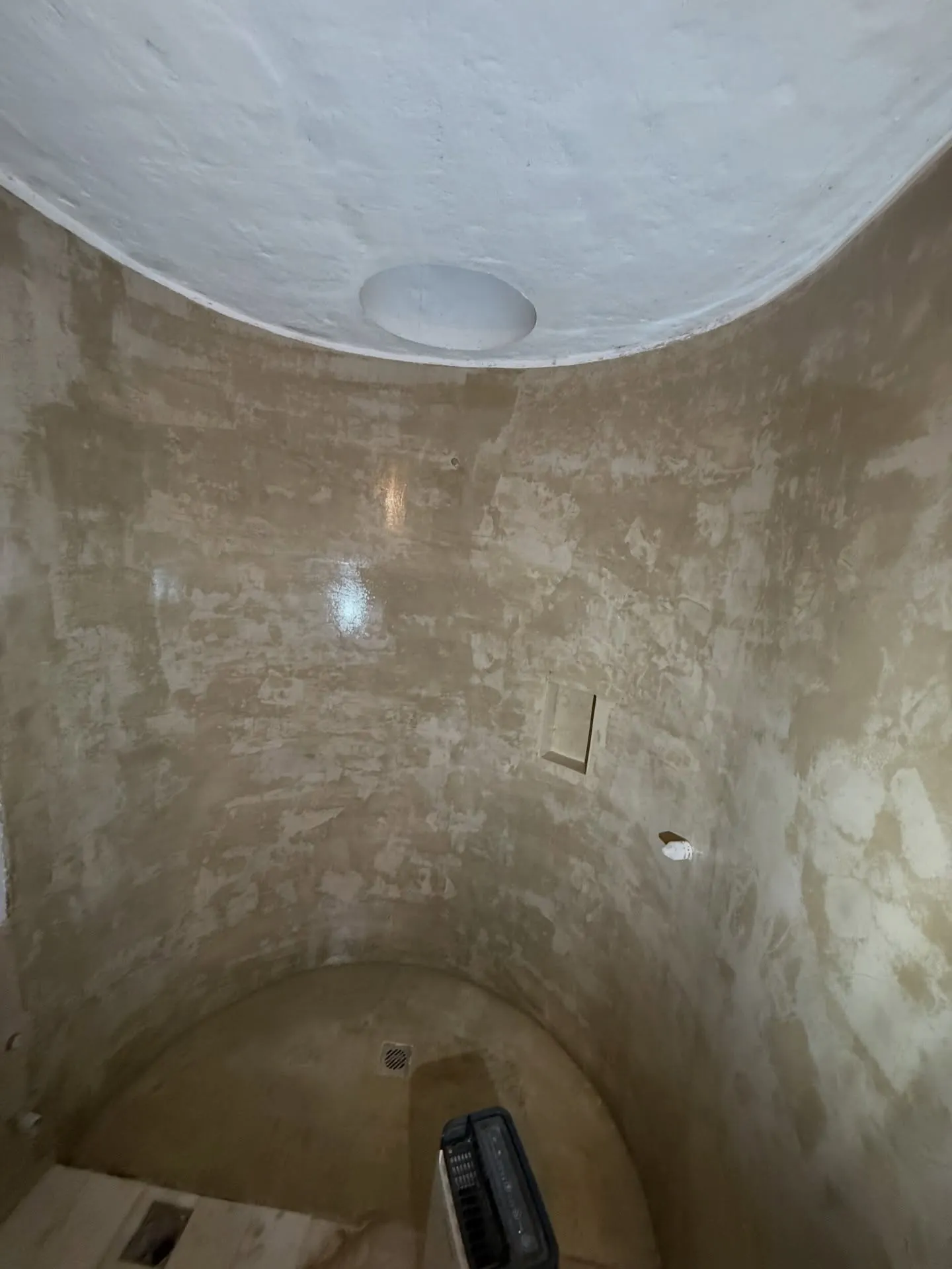 Remodelación de baño existente. Revestimiento continuo en microcemento — fotografía de obra