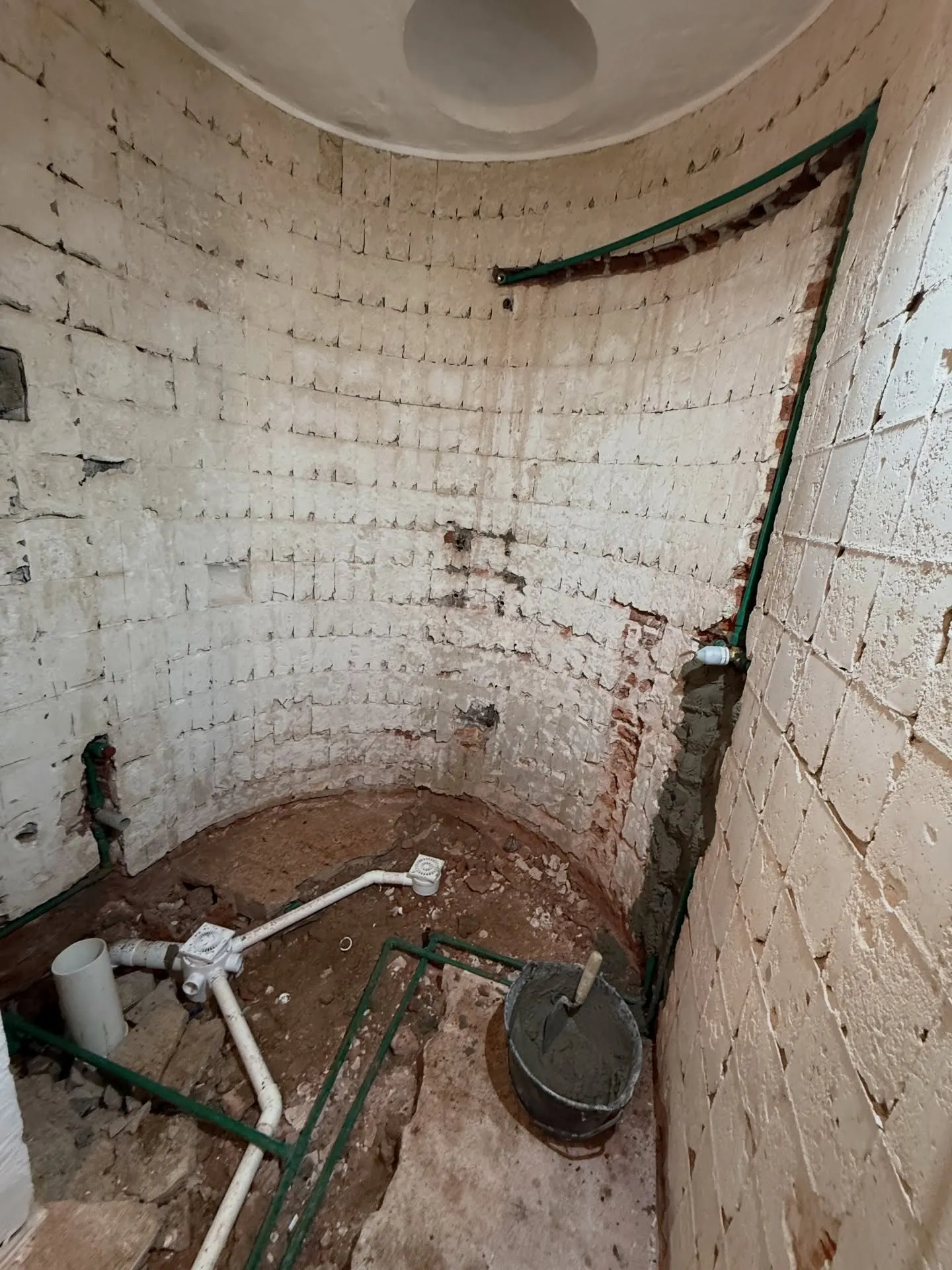 Remodelación de baño existente. Revestimiento continuo en microcemento — fotografía de obra