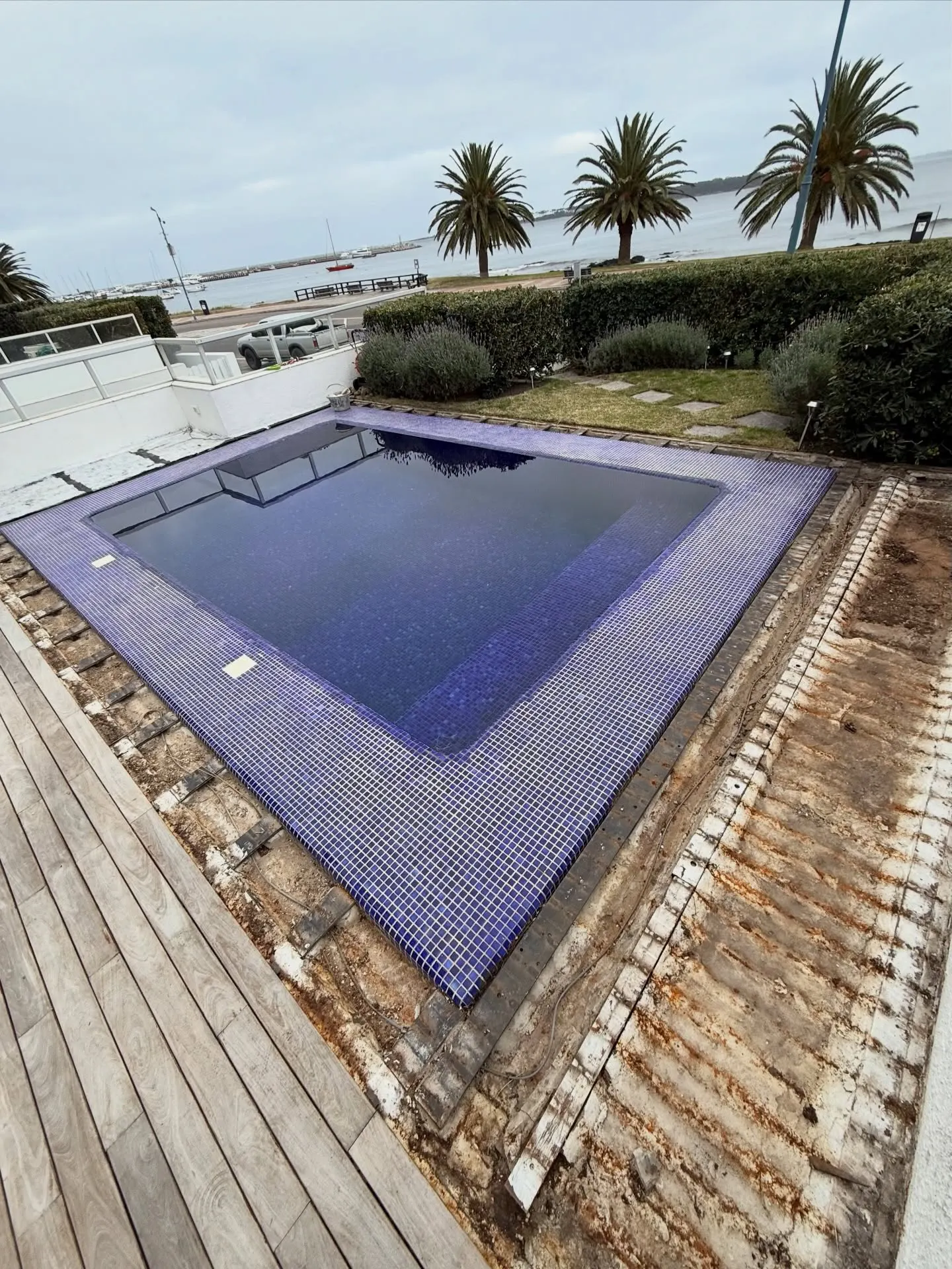 Impermeabilización perimetral de piscina — fotografía de obra