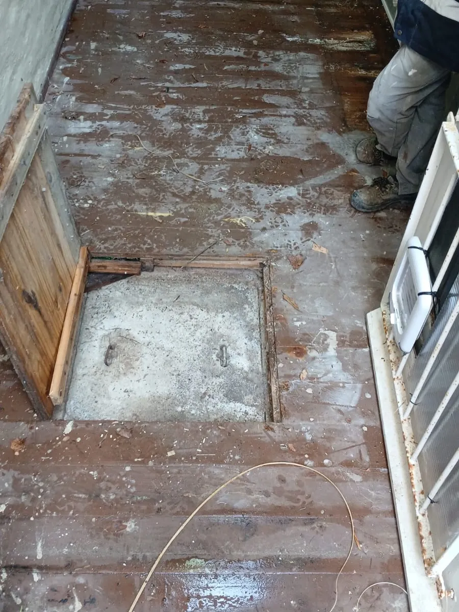 Retiro de piso de madera existente, ejecución de drenajes por vertientes naturales, pintura y colocación de piso nuevo — fotografía de obra