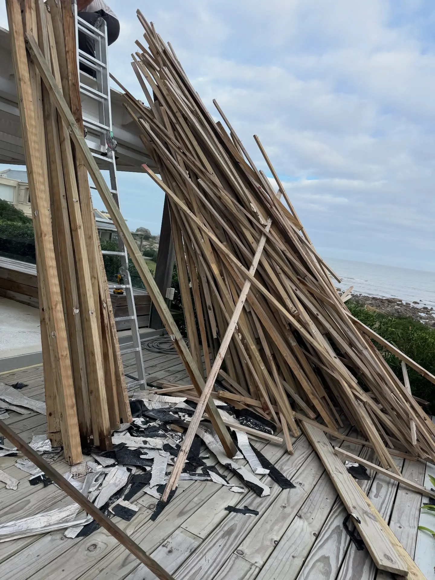 Equipo de Unión Constructora trabajando en la estructura de una pérgola en obra