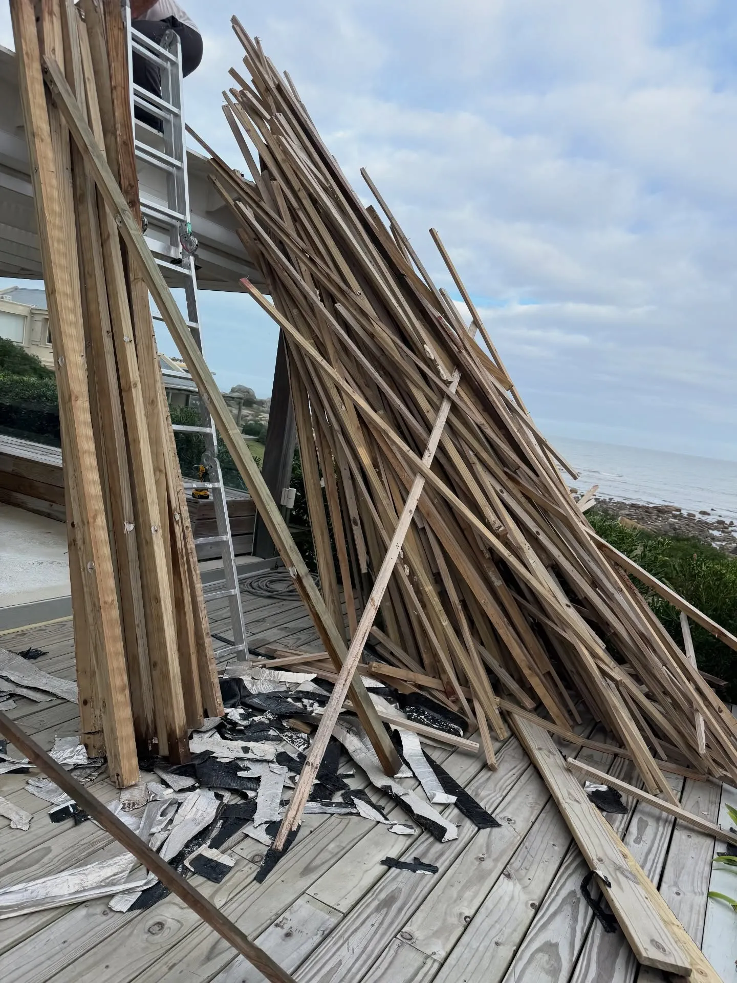 Reestructuración de pérgola con policarbonato ahumado — fotografía de obra
