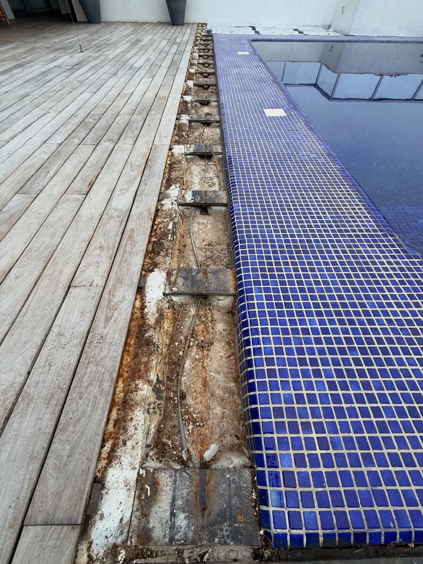 Impermeabilización perimetral de piscina — fotografía de obra