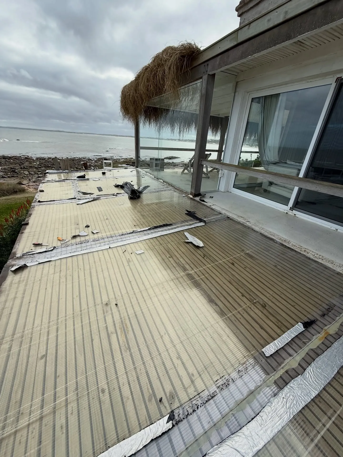 Reestructuración de pérgola con policarbonato ahumado — fotografía de obra